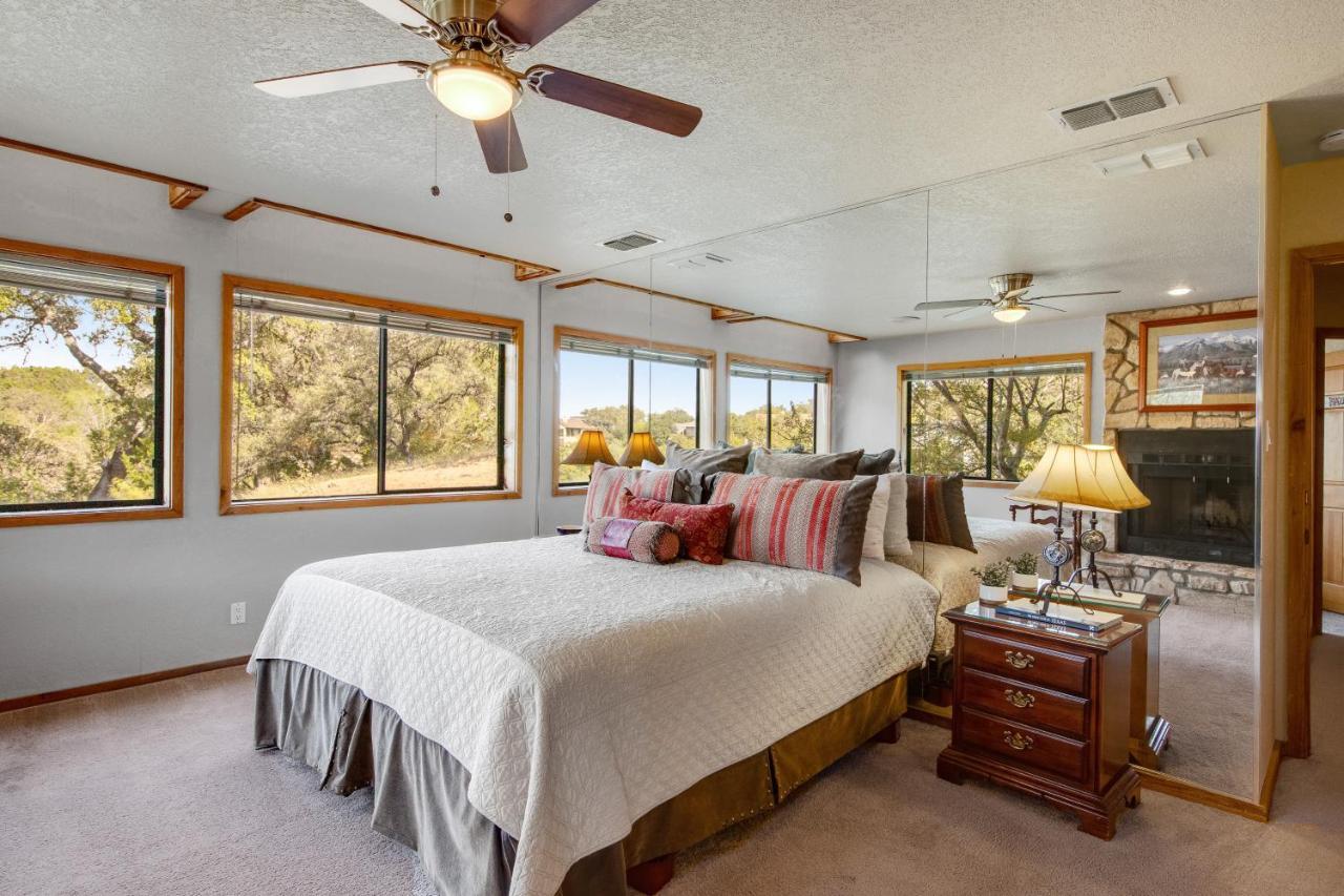 Spicewood Treehouse Villa Exterior photo